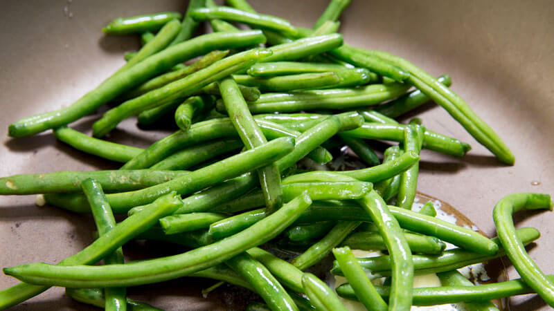 SIMPLE GREEN BEANS WITH BUTTER AND GARLIC